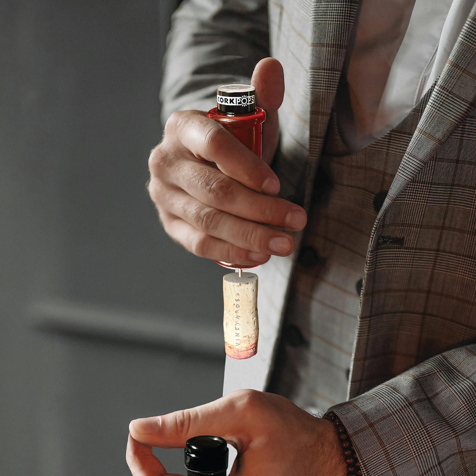 Kurkentrekker met donkere wijn uit de Pop The Cork! Collectie van Mercedes Lopez Charro voor P&B Textiles: 100% katoen - België Kurkentrekker met donkere wijn uit de Pop The Cork! Collectie van Mercedes Lopez Charro voor P&B Textiles: 100% katoen - België